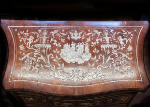 Deckplatte der Kommode: Grotesken-Ornamentik